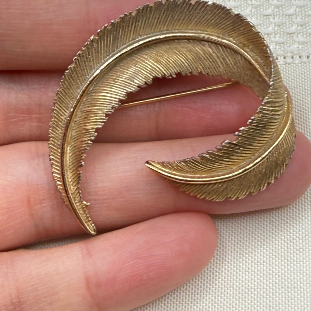 Vintage Monet Gold Tone Leaf Feather Swirl Brooch